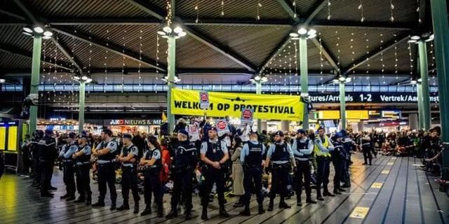 Hollanda’da iklim aktivistleri kendilerini jetlere zincirledi