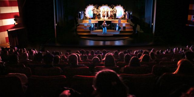 EBB Şehir Tiyatroları'nın 'Yaşasın Demokrasi' oyunu İstanbul'da sahnelendi