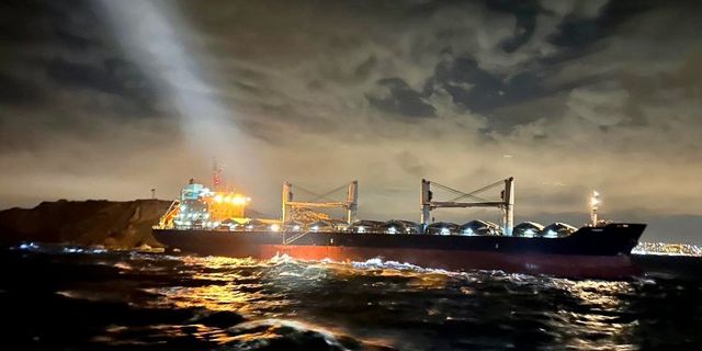 İstanbul açıklarında boş yük gemisi karaya oturdu