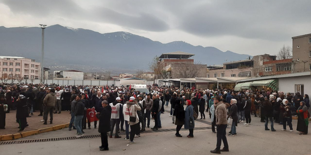 Bursa’da 4 bin 500 işçi, patronun yüzde 5 zam teklifine karşı greve çıktı
