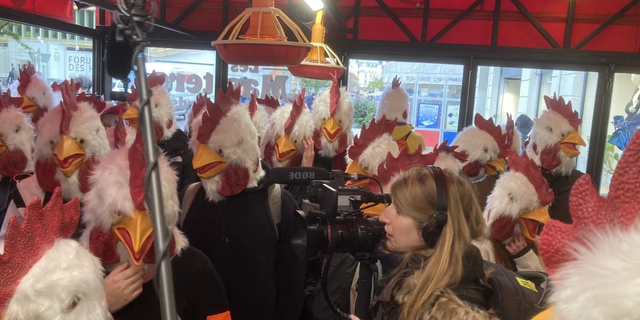 Hayvan hakları savunucuları Paris’te fast food zincirini bastı