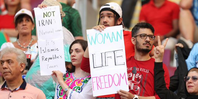 Dünya Kupası’nda taraftarlardan İran’daki protestolara destek: Woman Life Freedom