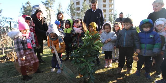 Başkan Tugay miniklerle fidan dikti