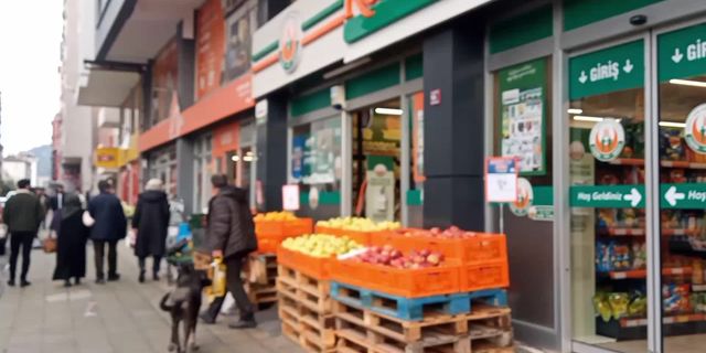 Hopa'dan alışveriş yapan Özbek vatandaş: Türkiye çok ucuz ve güzel