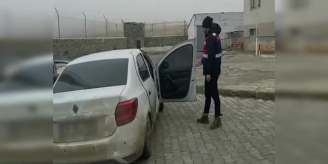 Kars'ta bir otomobilden 14 kaçak göçmen çıktı