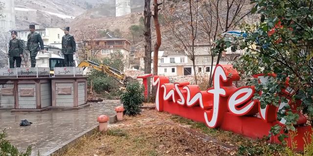 Yusufeli Barajı nedeniyle eski ilçede yıkımlar başladı, Atatürk büstü hurdacılara bırakıldı