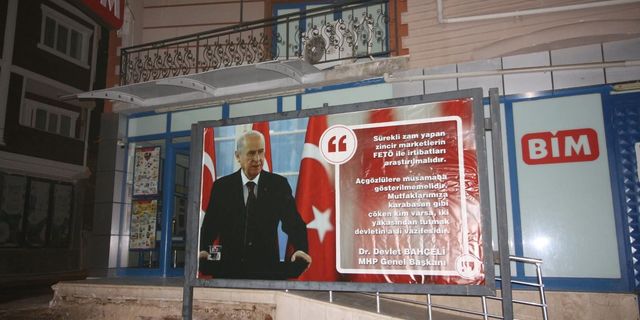 MHP’li belediyesi, zincir market şubesinin önüne, üzerinde Bahçeli’nin sözleri olan reklam panosu yerleştirdi