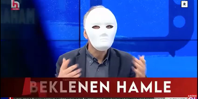 Halk TV’de ekrana mimikleri fark edilmesin diye maskeyle çıktı
