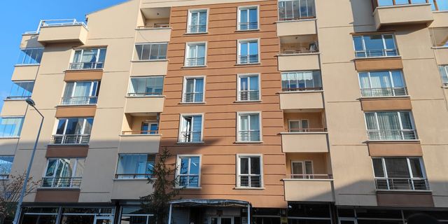 Müteahhit firma, alacaklı işçilere karşı emekli polisleri kapıya dikti