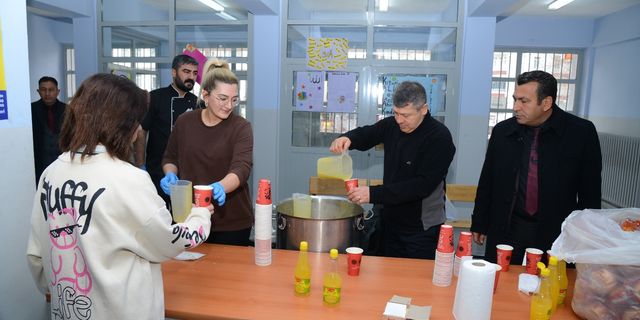Kırşehir Belediyesi'nden lise öğrencilerine çorba ikramı