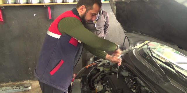 Osmaniyeli oto tamircisi: Müşteriler araç muayenesi için parça kiralıyor