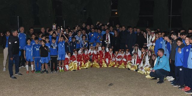 Seyhan Belediye Başkanı Akay, şampiyon sporcularla bir araya geldi