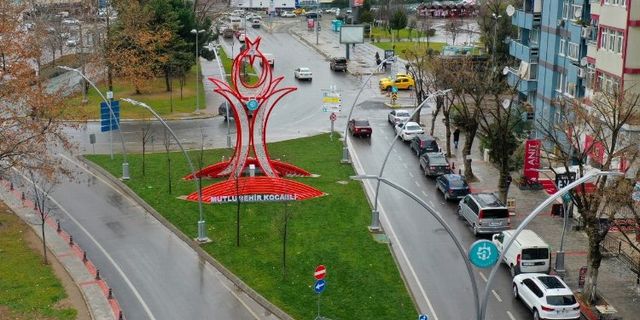 Kocaeli'de İzmit Atatürk Bulvarında üst yapı tamam