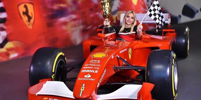 Ünlü mimar Dubai'de Ferrari'yi test etti