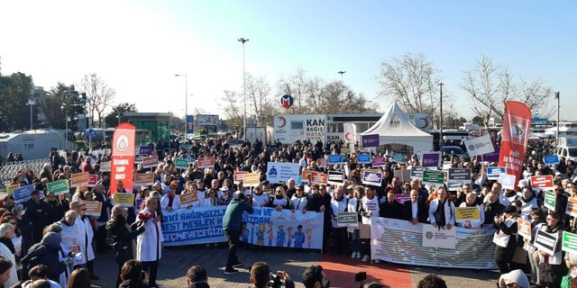 Hekimler Kadıköy'den seslendi: Medipol Yasası’nı kabul etmiyoruz