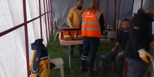 Antalya Büyükşehir Belediyesi sağlık ekipleri, deprem bölgesinde tetanoz aşısı yapıyor