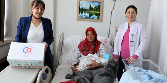 Çerkezköy Belediyesi’nden kentte doğan depremzede Miraç bebeğe ziyaret