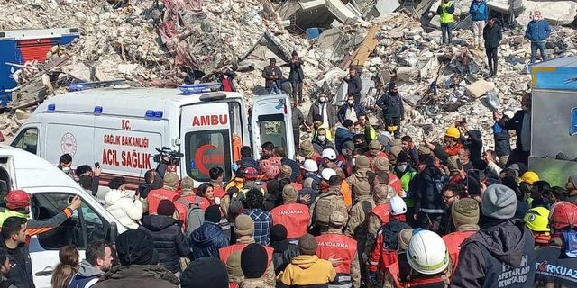 Didim Belediyesi ekipleri, afet bölgesinde arama kurtarma çalışmalarına devam ediyor
