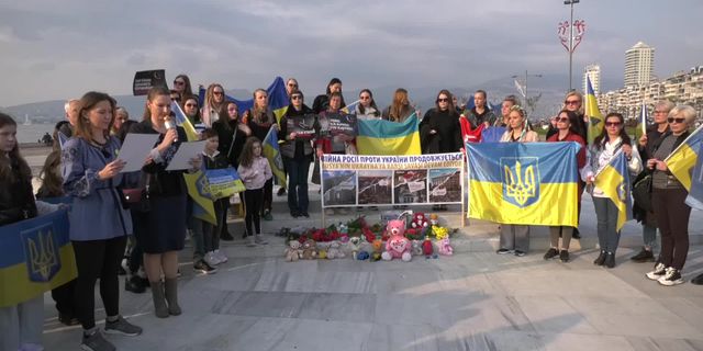 İzmir’de yaşayan Ukraynalılar, savaşta hayatını kaybedenleri andı