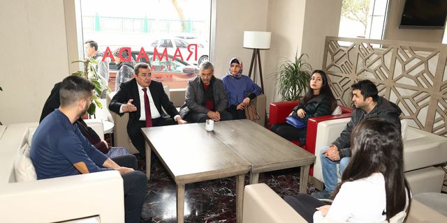 Konak Belediye Başkanı Batur'dan İzmir'e gelen depremzedelere ziyaret