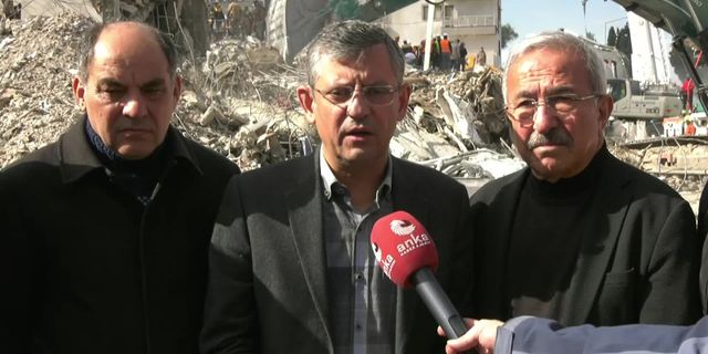 Fuat Oktay "iş bitti" dedi, Özgür Özel Osmaniye'de 100 kişinin enkaz altında olduğu apartmanın önünden seslendi
