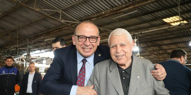 Turgutlu Belediye Başkanı Akın, Pazartesi Pazarı’nı ziyaret etti