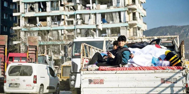 Deprem felaketinden dolayı yaklaşık 2 milyon kişi çevre illere göç etmek zorunda kaldı