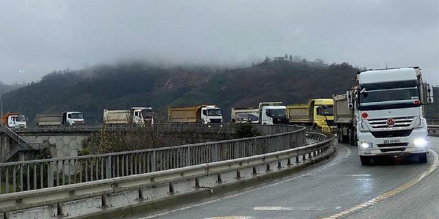 Cengiz İnşaat'ın taş ocağında çalışan kamyon şoförleri kontak kapattı