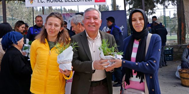 Honaz Belediye Başkanı Kepenek, ‘8 Mart’ta kadınlara çiçek hediye etti