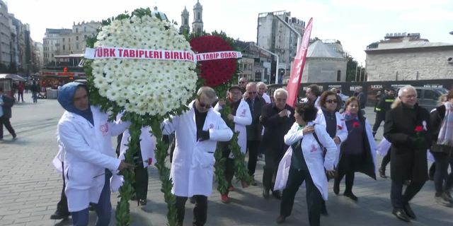 İTO üyesi hekimler, 14 Mart Tıp Bayramı’nda Taksim Anıtı’na çelenk bıraktı