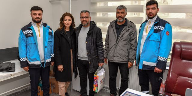 Mersin Büyükşehir ekiplerinden deprem bölgesinde çalışan sağlık emekçilerine ‘14 Mart’ ziyareti