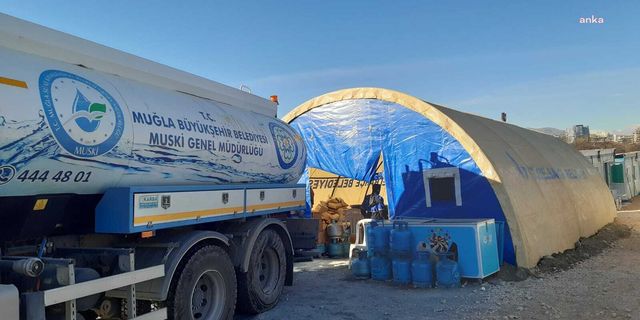 Muğla Büyükşehir ekipleri, çadır kentlerin su ihtiyaçlarını karşılıyor