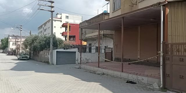 Osmaniyeli depremzede: Tehlike arz eden bina neden yıkılmıyor?