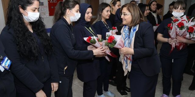 Gaziantep'te Başkan Şahin'den hemşirelere ziyaret