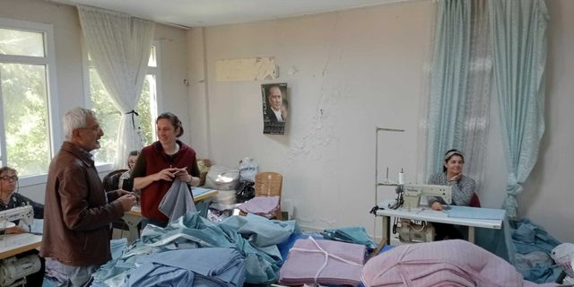Arsuz Belediye Başkanı Güven, depremzedeler için üreten kadınları ziyaret etti
