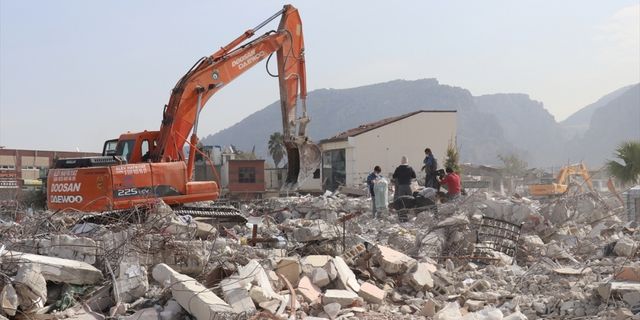 Hatay'da enkaz kaldırma ve yıkım çalışmaları 16 mahallede devam ediyor