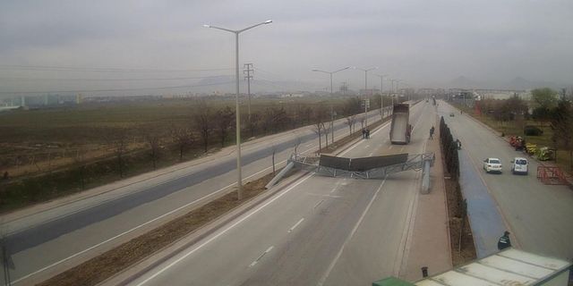 Konya'da damperi açık unutulan kamyonun levhayı devirmesi kamerada
