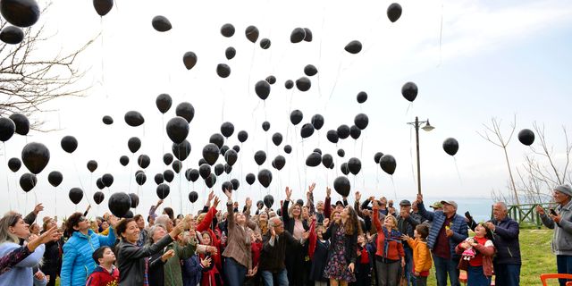 Muratpaşa’da depremlerde yaşamını yitirenler anısına siyah balonlar uçuruldu