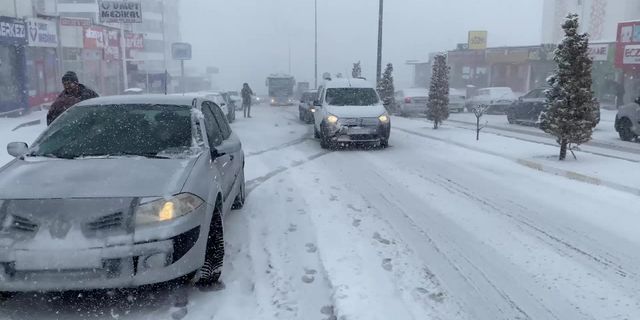 Yozgat’ta sabah saatlerinde etkili olan kar yağışı yaşamı olumsuz etkiledi