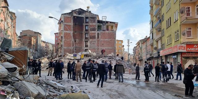 Malatya'da depremlerde ağır hasar gören 5 katlı bina çöktü