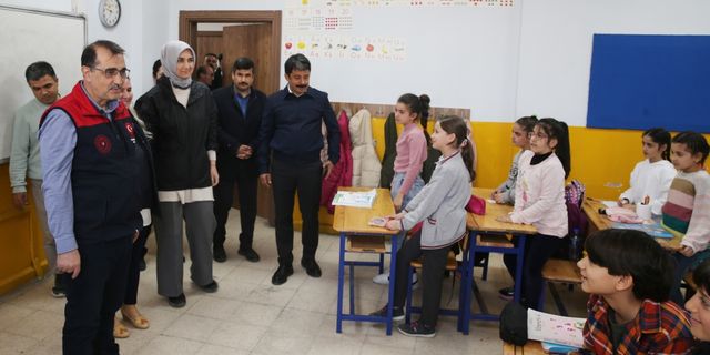 Bakan Dönmez, yeniden ders başı yapılan İskenderun'da okul ziyaret etti: