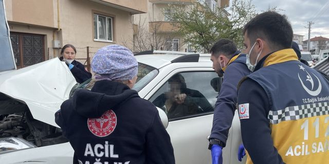 Bolu'da kazanın ardından kendini otomobile kilitleyen kadın sürücü ekiplere zor anlar yaşattı