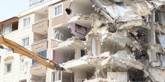 Hatay'da bina yıkım ve enkaz kaldırma çalışmaları 79 mahallede sürecek