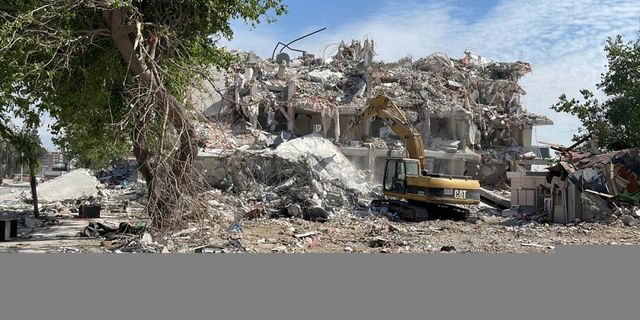 Hatay'da bina yıkım ve enkaz kaldırma çalışmaları devam ediyor