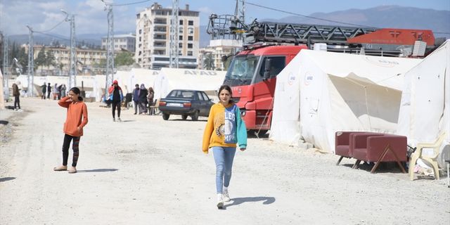 Hataylı 13 yaşındaki Vecihe depremin acısını günlüğüne işliyor