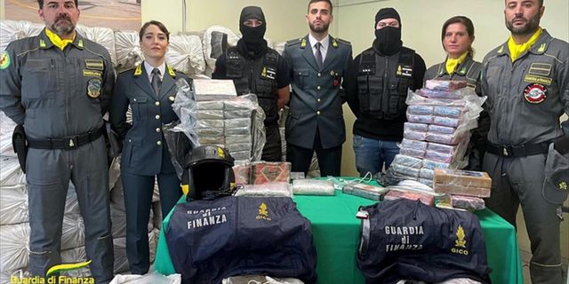 İtalya Mali Polisi, Akdeniz'e bırakılmış paketlerde yaklaşık 2 ton kokain ele geçirdi