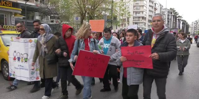 İzmir’de otizmli bireyler ve aileleri, 'Otizm Farkındalık' yürüyüşü düzenledi