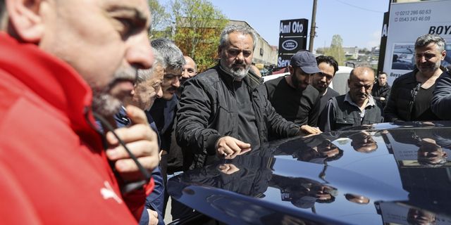 Maslak'taki oto sanayi ustaları Bakan Soylu'nun makam aracı olarak kullandığı Togg'u inceledi