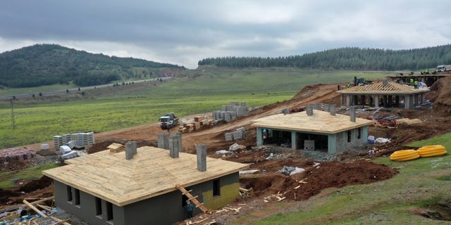 Nurdağı'ndaki köy tipi afet evlerinde kaba inşaat bitmek üzere