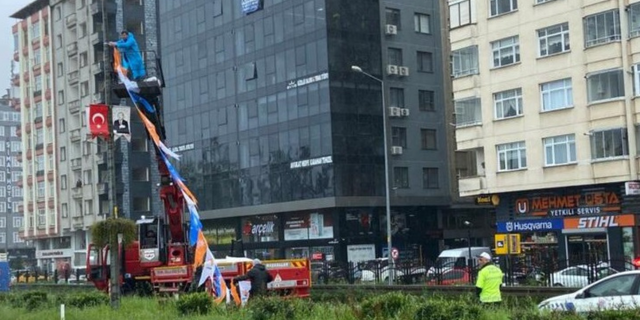 AKP, Rize’de Kılıçtaroğlu’nun afişlerini söküp kendi afişini astı